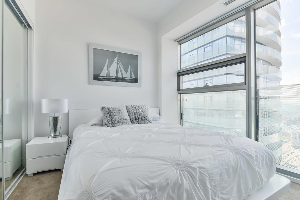 Atlantis Suites - Toronto Furnished Apartment On York Street Exteriör bild