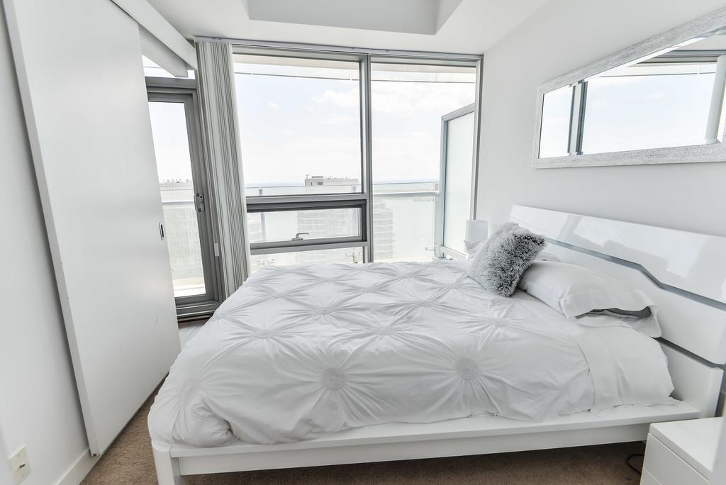 Atlantis Suites - Toronto Furnished Apartment On York Street Exteriör bild